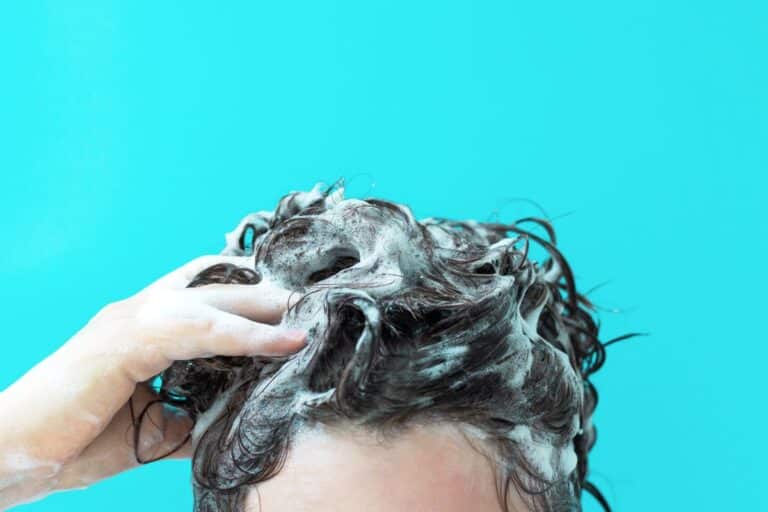 Se laver les cheveux moins souvent