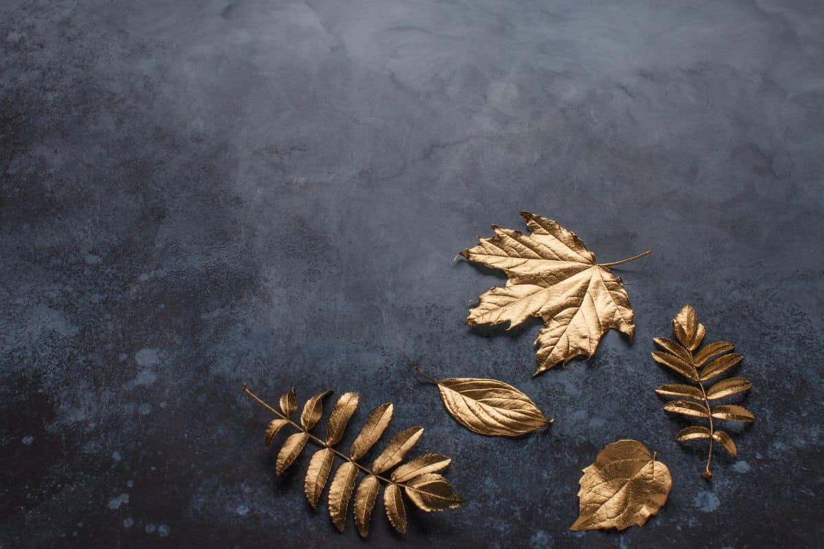 Coller des feuilles d'or