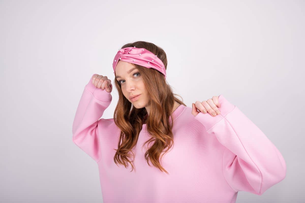 Porter le sweat rose